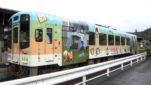「ゆるキャン△SEASON3」ラッピング列車　天竜浜名湖鉄道で運行開始＝浜松市天竜区