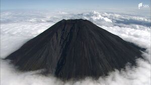 「ひざをけがして動けない」富士山の登山道で70代男性遭難　救助隊が肩を貸すなどして下山＝静岡県