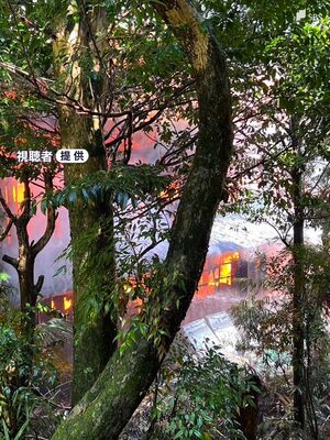 「自宅と小屋が燃えている」と住人が通報　住宅など3棟焼き消火活動続く　現場付近で交通規制も＝浜松市天竜区