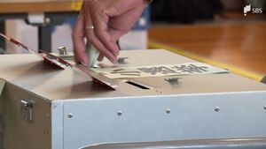 衆院選 県内でも投票進む　投票率11.99%で前回選下回る(午前11時現在)＝静岡県