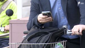 「ながらスマホ」は6か月以下の懲役 または10万円以下の罰金です「改正道路交通法」施行初日の通勤通学風景を見てみた