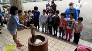 「苦労や頑張ったという思いが詰まった味」全校児童で餅つきに挑戦 ひと足早い正月気分＝静岡・下田市