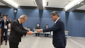焼津市長選4選の中野弘道氏に当選証書　市政への思い新たに　投票率は過去最低で選挙管理委員会「深く受け止め改善につなげたい」