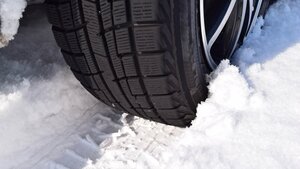 東名高速の冬用タイヤ未装着率は45% 小型車は約70%…ネクスコ中日本が足柄サービスエリアなどで調査