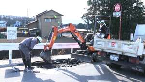 静岡県富士宮市の道路陥没 原因は地中の排水管の老朽化 県の調査で確認 復旧完了の時期は未定