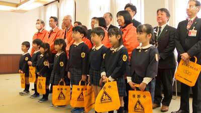 新1年生の交通安全願い、黄色いバッグとワッペン贈呈＝静岡市