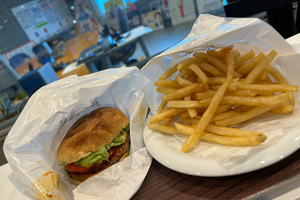 【Steppin Cafe】クセになる！“魔法の粉”がかかった絶品ポテトが評判のハンバーガー専門店／静岡市