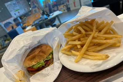【Steppin Cafe】クセになる！“魔法の粉”がかかった絶品ポテトが評判のハンバーガー専門店／静岡市