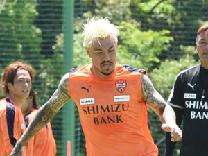 清水エスパルスのマテウスブエノが金髪に！シーズン前半戦を振り返って「『この人がブエノだ』と思われるいいプレーができている」