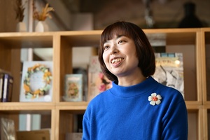 【詩人ゆずりはすみれさんインタビュー】出版社から初詩集。手のひらサイズ、約100ページ。起伏に富んだ22編