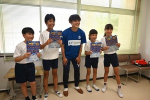 アスルクラロ沼津の選手がホーム戦を学校でPR！白輪地敬大は校内放送に出演「小学生に気持ちが戻った」
