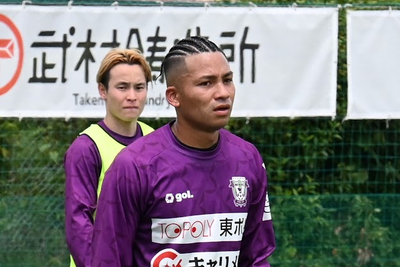 藤枝MYFCのシマブク・カズヨシがイメチェン！丹念に編み込まれた「コーンロウ」に本人も満足げ