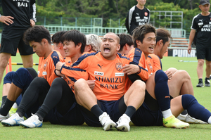 清水エスパルス、秋葉忠宏監督の発案で選手全員でレクリエーションを実施！チームの一体感はより一層高まった!?
