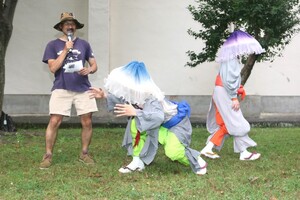 ​【スケラボの「東海道中踊栗毛 沼津宿公演」】未来から来た弥次さん喜多さんが、沼津市の音と文化を取り込んだダンスパフォーマンスを披露
