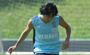 ジュビロ磐田のMF倍井謙が語る藤枝MYFC榊原杏太との理想的な関係。名古屋ユース時代からの親友との“蒼藤決戦”「すごい楽しみ」