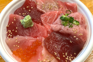 【伊豆・村の駅 ラスカ熱海店】JR熱海駅直結！伊豆・熱海の“うまいもん”がそろう食のテーマパークで売り切れ必至の「トロとろとろ丼」
