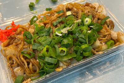 【ゆぐち】弾力のあるもちもち麺と出汁の香りが特徴！野菜もたっぷりの富士宮焼きそばをテイクアウト／静岡市