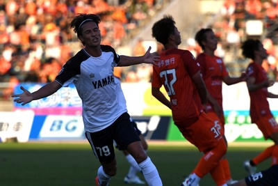 愛媛FC戦でジュビ移籍加入後、初先発・初得点を挙げた​ブラウンノア賢信選手。勝利を決定づける3点目、自身にとって“パパ1号”を決めた川崎一輝選手がコメント