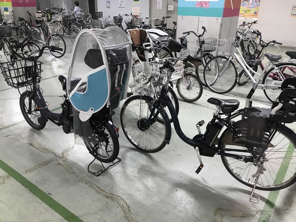 商店の駐輪場に止められた電動アシスト自転車＝５月下旬、静岡市葵区