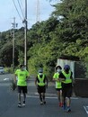 坂道の丘を駆け上がるランナー