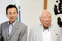 浜松市役所で鈴木修スズキ相談役（右）と面会した鈴木康友市長。経済界の力に後押しされ、時に翻弄された＝２０２２年８月、浜松市中区