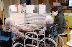 長野県松本市の特別養護老人ホームで入居者の話し相手になる「スケッター」の女性（右）＝３日