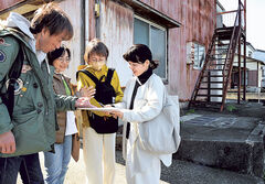 近藤麻美さん（右端）らと撮影場所を検討する山本起也さん（左端）＝３月上旬、静岡市清水区