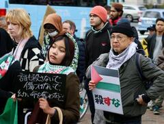 イスラエルによるパレスチナ自治区ガザへの攻撃に抗議し、デモ行進する人たち＝２月、神戸市