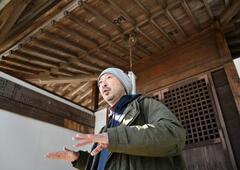 調査のため福島県浪江町の寺院を訪れた国文学研究資料館教授の西村慎太郎さん＝１月