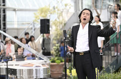 迫力のある歌声を温室内に響かせた秋川さん＝浜松市中央区のはままつフラワーパーク