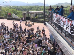 盛大にまかれる餅に手を伸ばす来場者＝伊豆市大野の日本サイクルスポーツセンター