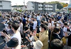 ２７日、衆院島根１区補選の候補者らの街頭演説に集まった人たち＝松江市（画像の一部を加工しています）