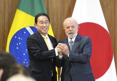 共同記者発表を終え、ブラジルのルラ大統領（右）と握手する岸田首相＝３日、ブラジリア（共同）