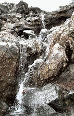 雪解け水が溶岩流の跡を流れ落ちる「まぼろしの滝」＝３日午前、小山町の須走口５合目付近