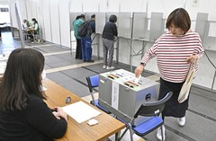 期日前投票で１票を投じる有権者。投票率の行方も注目される＝１０日、静岡市役所静岡庁舎