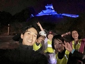 青くライトアップされた掛川城