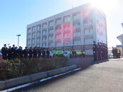 警察署出陣式(右端がSRP隊)