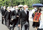 全国戦没者追悼式の会場に入る静岡県の参列者ら＝１５日午前、東京都千代田区の日本武道館前