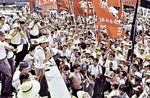 「田子の浦公害争議」のデモに参加する人々。多くのサクラエビ漁師も当時運動に加わった＝１９７０年８月２９日、富士市の田子の浦港
