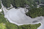 現在の雨畑ダム湖。堆砂で水深はほとんどない。ダム建設前の谷の写真は向かって左側から堤体付近を地上から撮影したもの＝８月中旬、山梨県早川町（静岡新聞社ヘリ「ジェリコ１号」から）