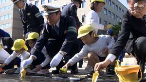 交通安全願い園児がヒマワリの種まき「運動が広がること期待」県警本部長や浜松市長と一緒に＝静岡
