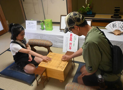 気分は藤井聡太七冠？！　将棋、２２年の王位戦を再現　牧之原・平田寺でイベント