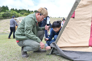キャンプ芸人とテント設営に挑戦　じゅんいちダビッドソンさん、ラジオ公開収録も　富士山こどもの国