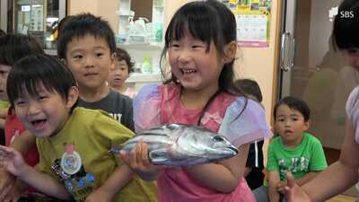 「プニプニ楽しい」幼稚園に地元の魚がやってきた 触れて体験！味覚でも…キンメダイやカツオ、イカも 静岡・東伊豆町