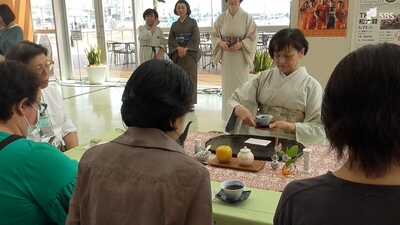「国際お茶の日」記念し茶席楽しむイベント 黄檗弘風流が和紅茶を振る舞う＝静岡市清水区