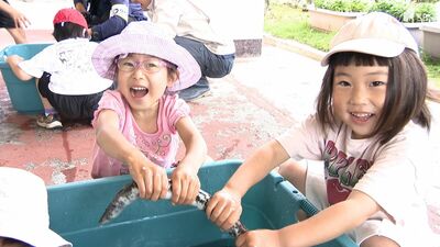 「ツルツル」「ヌルヌル」幼稚園児がウナギのつかみ取りに挑戦  浜名湖うなぎの歴史とおいしさ 資源の大切さを伝える