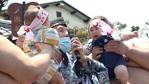 元気に泣いたら勝ち！　神様に届ける「泣きずもう大会」を開催＝静岡・沼津市