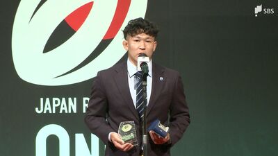 「皆さんのおかげでいただくことができた」静岡ブルーレヴズSH北村瞬太郎選手が新人王に 全18試合出場14トライ ラグビーリーグワン年間表彰式