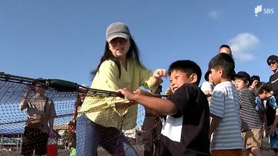 「子どもが魚に触れるようになった」伊東温泉に宿泊した観光客が地引き網体験 珍しい「カワハギ」「ダツ」も掛かってジャンケンで争奪戦＝静岡・伊東市