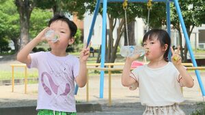 静岡県内18の観測地点のうち11地点で30℃を超える  公園では水遊びの子どもたち